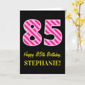 おもしろいピンクのストライプのな"85"; 幸せな85th誕生日; 名前 カード (黄色い花)