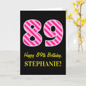 おもしろいピンクのストライプのな"89"; 幸せな第89誕生日; 名前 カード (黄色い花)