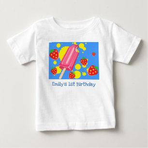 おもしろいピンクのポプシクルとイチゴの最初の誕生日 ベビーTシャツ