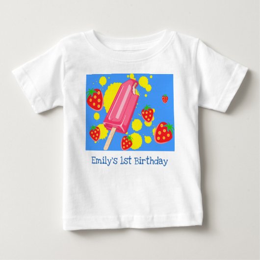 おもしろいピンクのポプシクルとイチゴの最初の誕生日 ベビーTシャツ (正面)