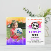 おもしろいピンクカラフルのサッカー誕生日パーティー写真 招待状 (スタンド正面)