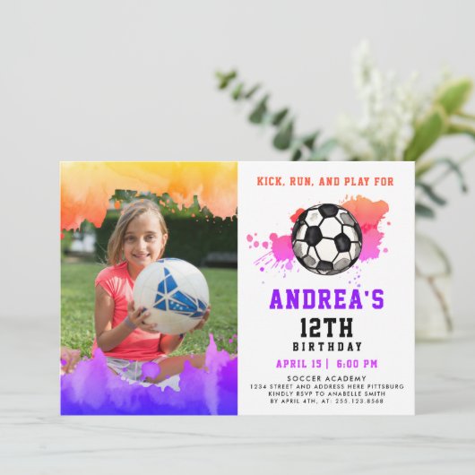 おもしろいピンクカラフルのサッカー誕生日パーティー写真 招待状 (スタンド正面)