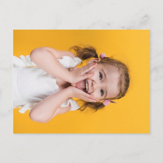 おもしろいピンクバースデーパーティーモダン漫画写真 インビテーションポストカード (裏面)