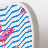 おもしろいピンクフラミンゴスブルー&ホワイトシェブロンパターン ピックルボールラケット (左詳細)