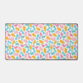 おもしろいピンク&ティール（緑がかった色）恐竜パターン デスクマット (正面)