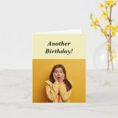 おもしろいフェミニン誕生日年齢ユーモア カード (黄色い花)