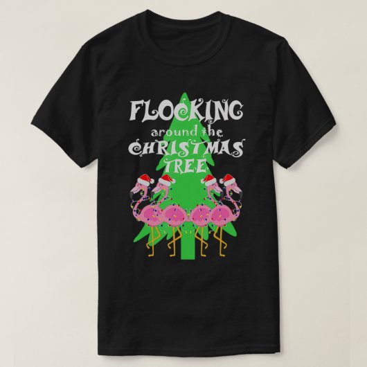 おもしろいフラミンゴがのまわりにクリスマスツリーを休む Tシャツ (デザイン正面)