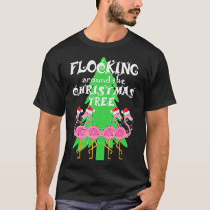 おもしろいフラミンゴがのまわりにクリスマスツリーを休む Tシャツ