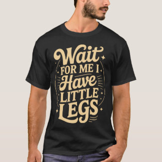 おもしろいフレーズ 待ってて 私足が短いんだ おもしろい Tシャツ