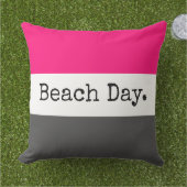 おもしろいブライトピンク白黒ストライプ「ビーチの日」 アウトドアクッション (芝生)