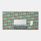 おもしろいプレッツェルスナック – クラーチニーツイスト – カスタム文字 デスクマット (キーボード&マウス)