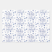 おもしろいベビーのコーディ外側タイポグラフィブルー ラッピングペーパーシート (正面)