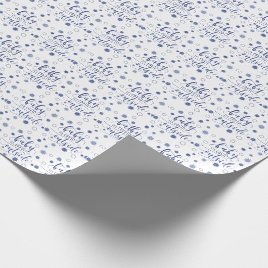 おもしろいベビーのコーディ外側タイポグラフィブルー ラッピングペーパー (角)