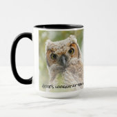 おもしろいベビーフクロウ黄色い目あなたを見て マグカップ (左)