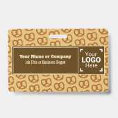 おもしろいベーカリーまたはコーヒーショッププレッツェルモチーフ、あなたのロゴ バッジ (Front)