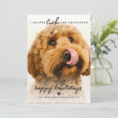 おもしろいペットが封筒をなめた | フォトクリスマス シーズンカード (スタンド正面)