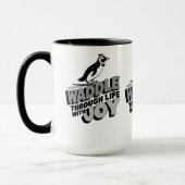 おもしろいペンギンが人生を歩き回る喜びのデザイン マグカップ (左)