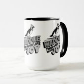 おもしろいペンギンが人生を歩き回る喜びのデザイン マグカップ (正面右)