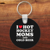 おもしろいホッケーI熱いホッケーママと冷たいビールが大好き キーホルダー (正面)