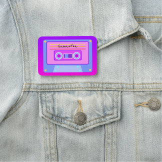 おもしろいホットピンクy2k 90sのVaporwaveカセットピン 名札
