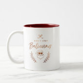 おもしろいホリデーストップは信じのクリスマス ツートーンマグカップ (左)