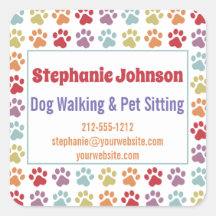 おもしろいホワイトレインボーカラーポープリントドッグ歩く