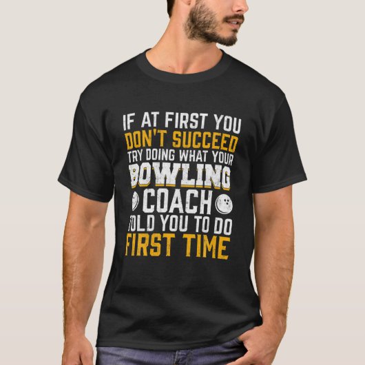 おもしろいボウリングをする人、 クリケットの投手 Tシャツ (正面)