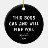 おもしろいボスパーソナライズされた年のクリスマス セラミックオーナメント (裏面)