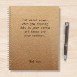 おもしろいボスマネージャパーソナライズされたノートOffice プランナー手帳<br><div class="desc">おもしろいボスマネージャパーソナライズされたノートOffice Meetingプランナーは、素朴なクラフト紙の背景に、文字「サーカスとサルが自分の名前を下に示すパーソナライズされたと、その恐ろしい瞬間」を備え男女兼用る。表示された文字・ボックスで文字を編集してパーソナライズ©Evco Studio www.zazzle.com/store/evcostudioによる設計</div>