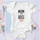 おもしろいボスママパパことわざモダンブラックアンドレッドタイポ ベビーボディスーツ