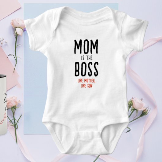 おもしろいボスママパパことわざモダンブラックアンドレッドタイポ ベビーボディスーツ