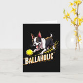 おもしろいボール中毒のボストンテリア犬がボスティーを追いかける カード (黄色い花)