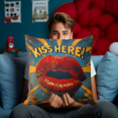 おもしろいポップ・アートのレトロアート「キスはこちら！」 クッション