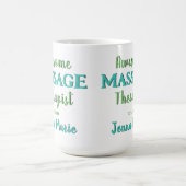 おもしろいマッサージセラピストティール(緑がかった色)文字アート コーヒーマグカップ (中央)