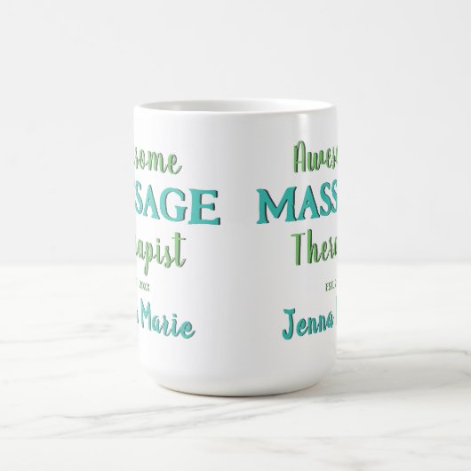 おもしろいマッサージセラピストティール（緑がかった色）文字アート コーヒーマグカップ (中央)