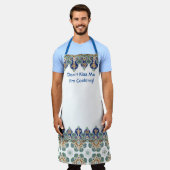 おもしろいメダリオンのボーダーエプロン エプロン (着用した状態)