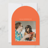 おもしろいモダンオレンジの夏の結婚式の日付を保存 招待状 (裏面)