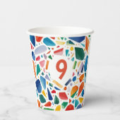 おもしろいモダンカラフルクールキッズが岩に登絵を描る 紙コップ (裏面)