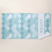 おもしろいモダングリーンマーメイドスケールパターン ビーチタオル (正面)