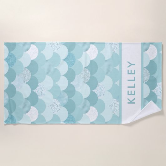 おもしろいモダングリーンマーメイドスケールパターン ビーチタオル (正面)