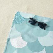 おもしろいモダングリーンマーメイドスケールパターン ビーチタオル (インサイチュ)