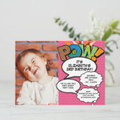 おもしろいモダンピンク誕生日パーティー写真漫画任意の年齢 招待状 (スタンド正面)