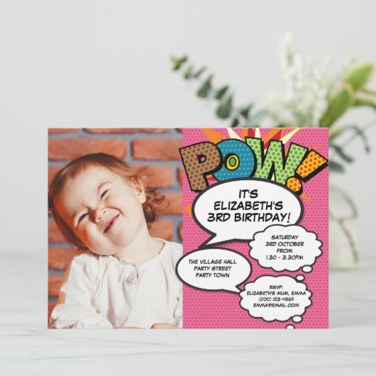 おもしろいモダンピンク誕生日パーティー写真漫画任意の年齢 招待状 (スタンド正面)