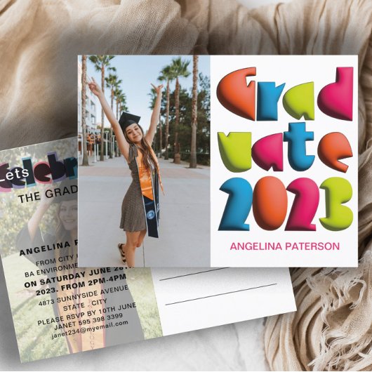 おもしろいモダンブライトカラー文字大学院パーティー インビテーションポストカード