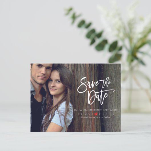 おもしろいモダンブラシスクリプト日付の保存 案内ポストカード (スタンド正面)