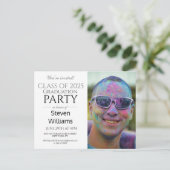 おもしろいモダン男性2025卒業パーティー招待状 ポストカード (スタンド正面)