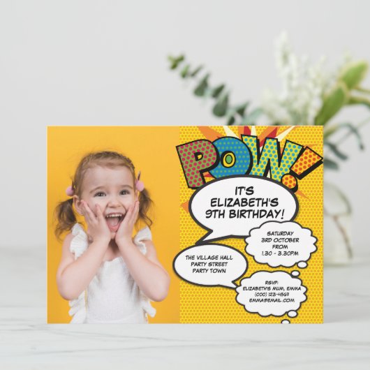 おもしろいモダン誕生日パーティフォト漫画任意の年齢 招待状 (スタンド正面)