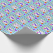 おもしろいモノグラムのハートティール(緑がかった色)、ピンク、紫、青 ラッピングペーパー (角)