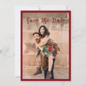 おもしろいユニークカップル写真の赤いスクリプト日付を保存 招待状 (正面)