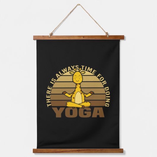 おもしろいヨガをするかわいいおもしろいキリン 吊り下げ型タペストリー (正面)